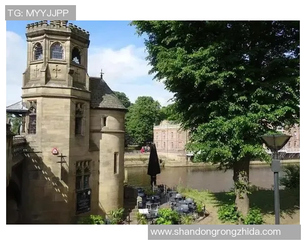 蓝月荣光，青春永驻：曼城与英格兰队共贺斯特林31岁生日